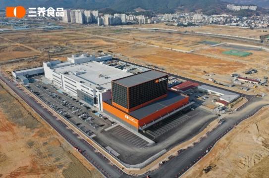 火车开在铁轨上 低可信度描述已自动生成