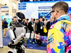 星动纪元携人形机器人家族亮相CES 2026，海外业务占比达50%