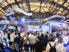 千问AI眼镜亮相AWE，观众挤爆排队试戴